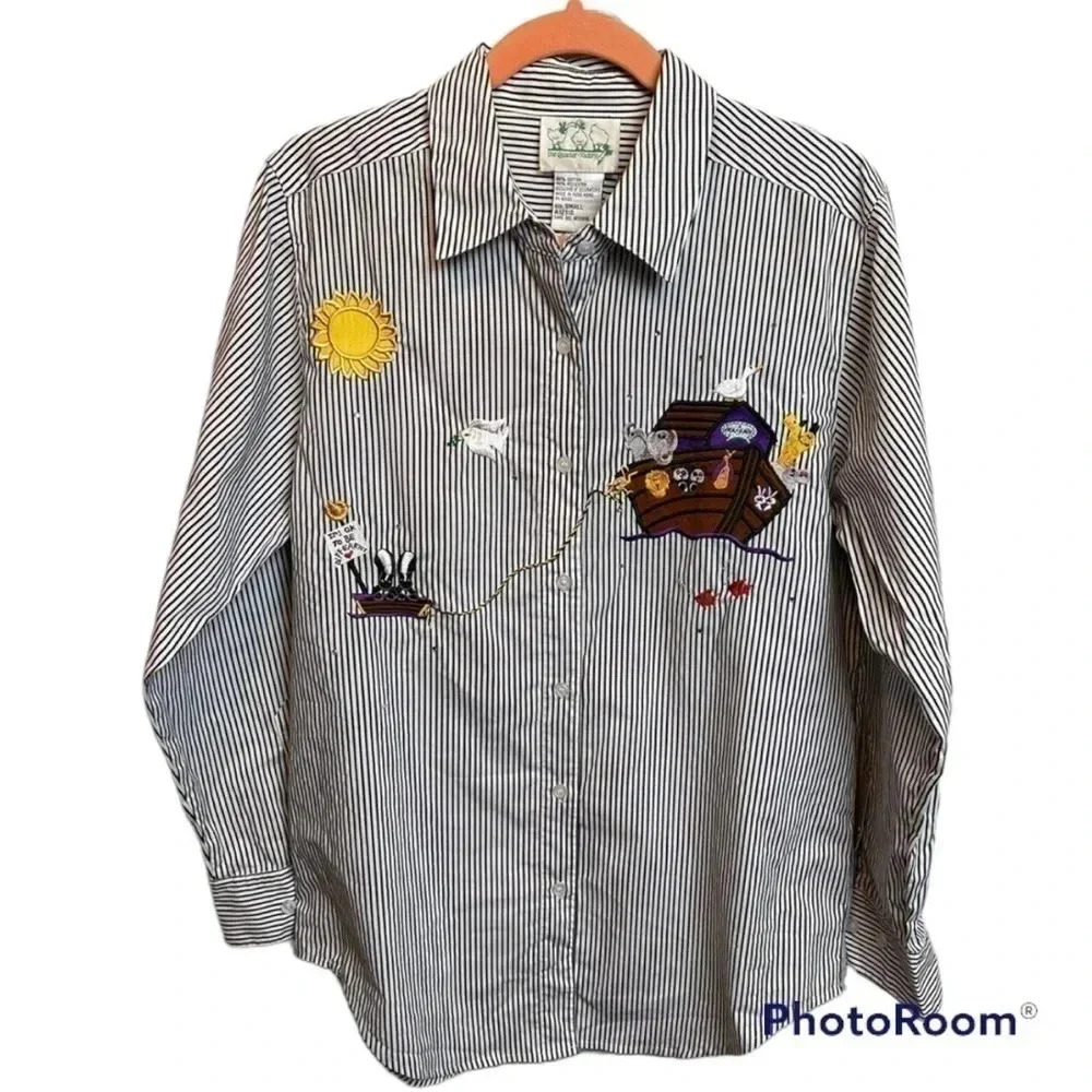 VINTAGE “The Quacker Factory” black and white, striped‎ button down shirt